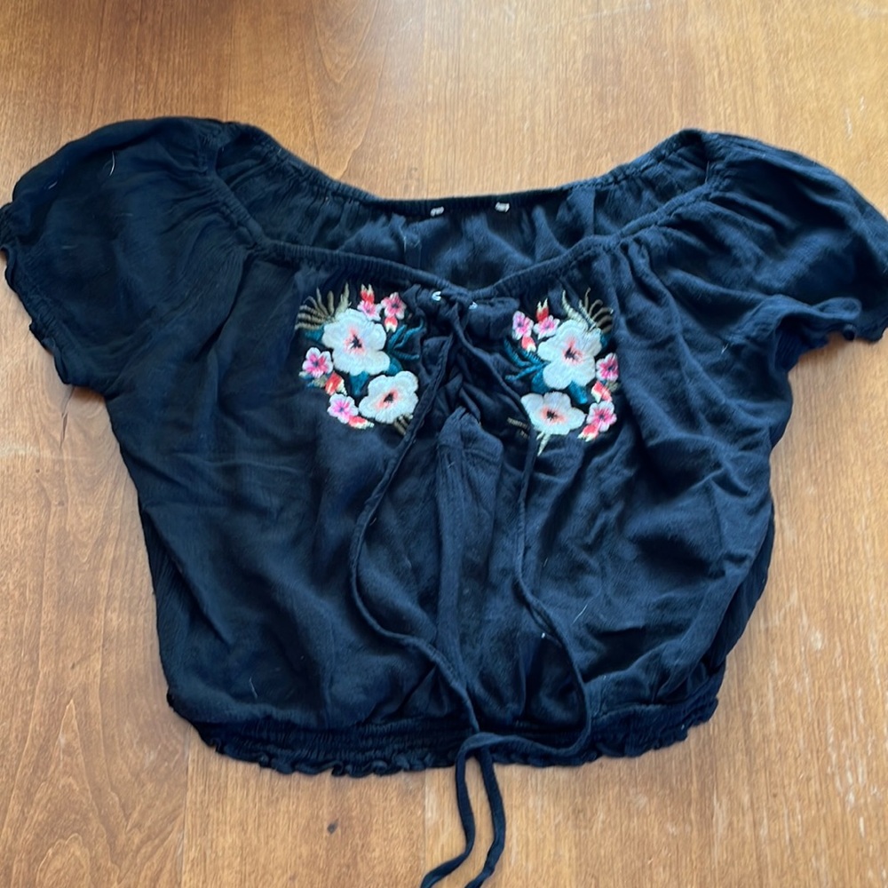 Floral embroidered crop top. Loose neck.